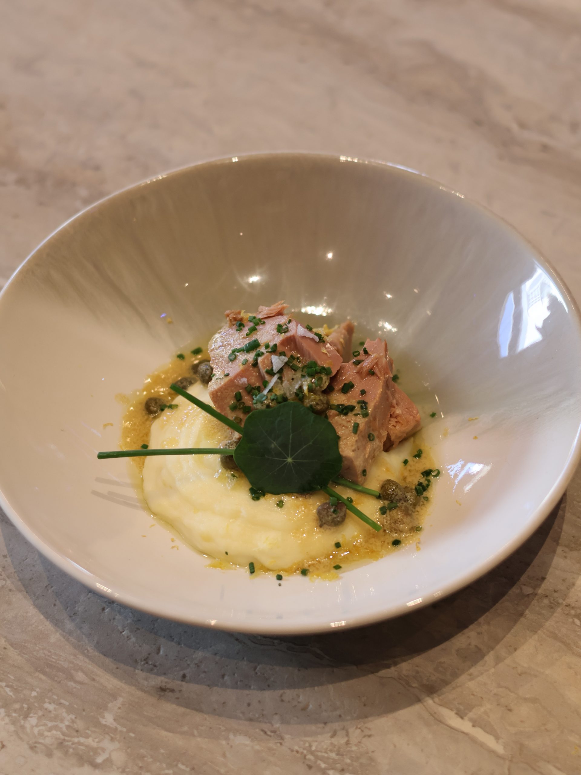 Plato con conserva de tacos de lomo de atún rojo salvaje en aceite de oliva