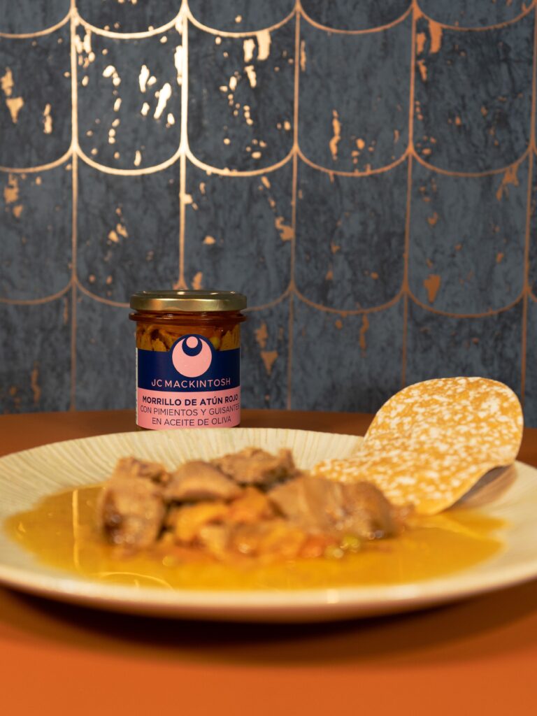 Plato conserva morrillo de atún rojo salvaje con pimientos y guisantes en aceite de oliva