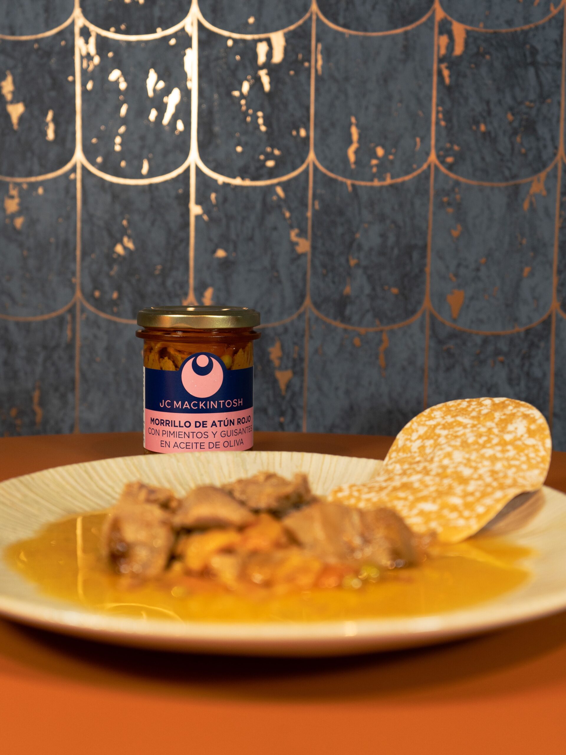 Plato conserva morrillo de atún rojo salvaje con pimientos y guisantes en aceite de oliva
