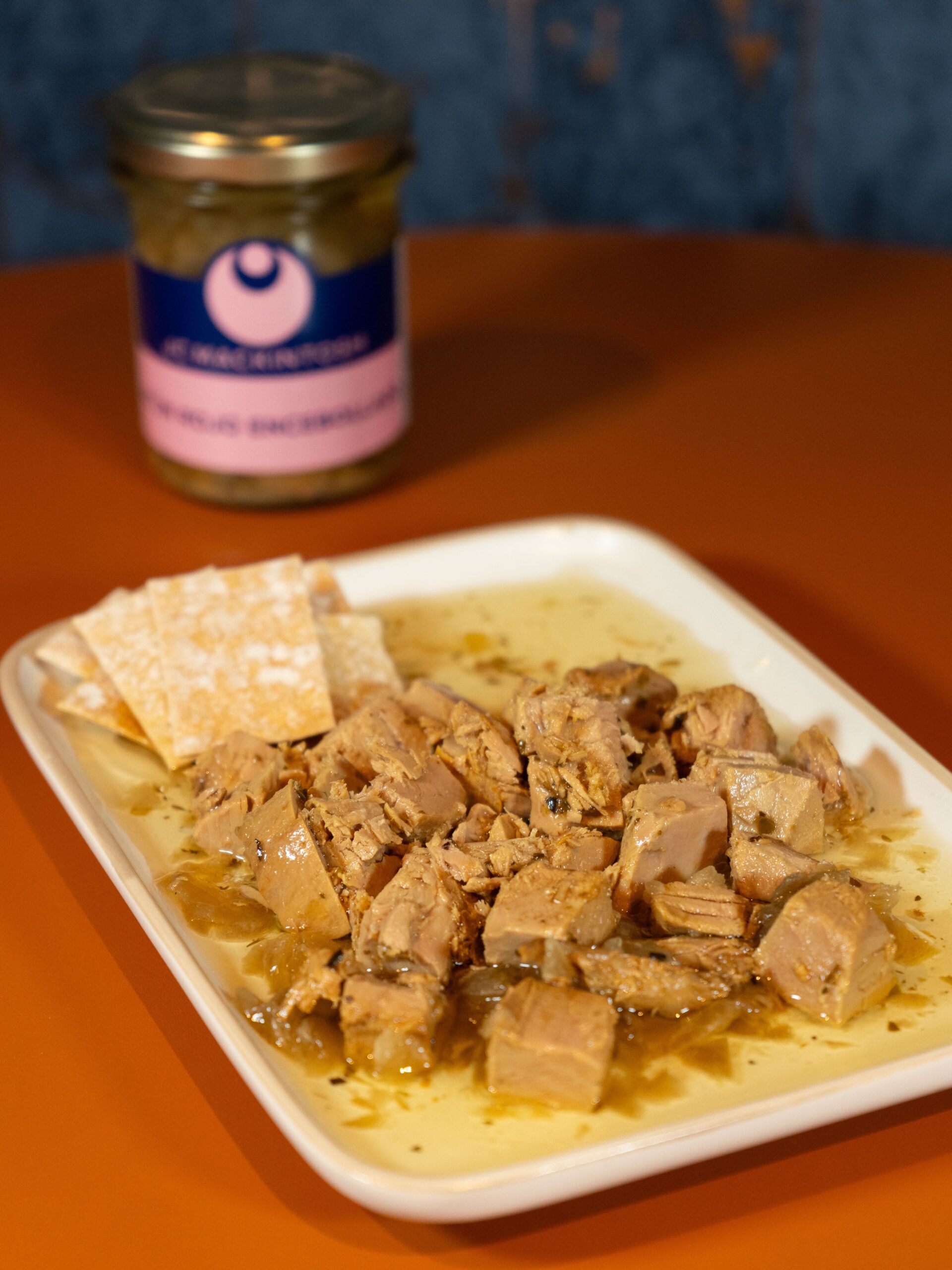 Plato de conserva de atún rojo salvaje encebollado