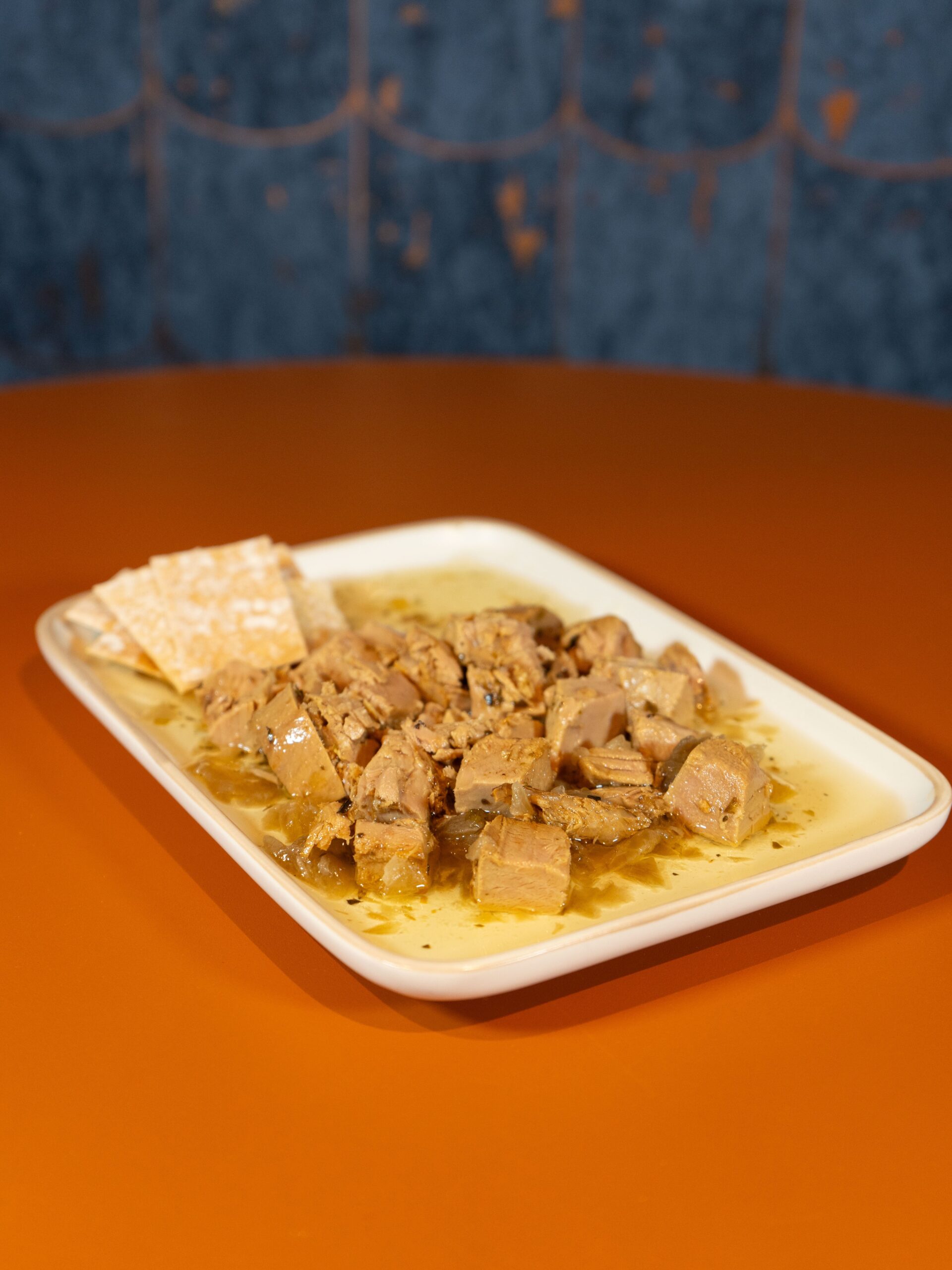 Plato de conserva de atún rojo salvaje encebollado