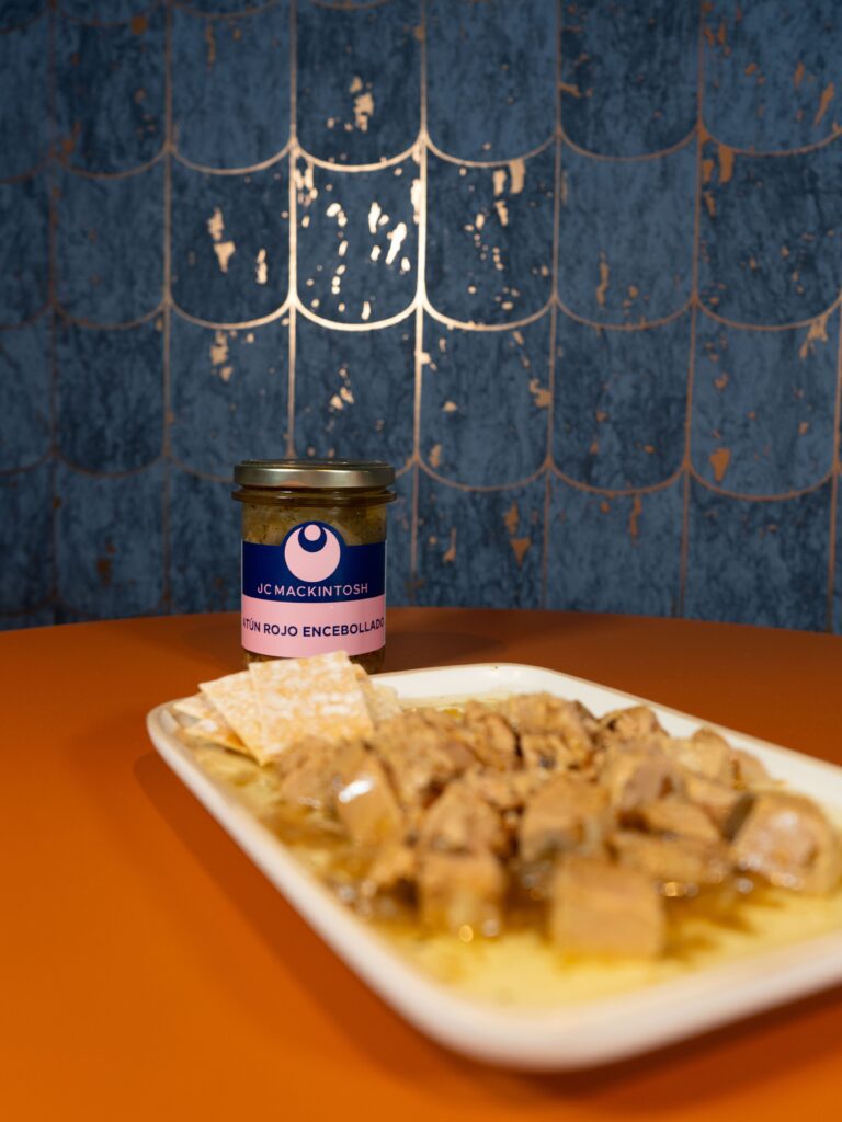 Plato de conserva de atún rojo salvaje encebollado