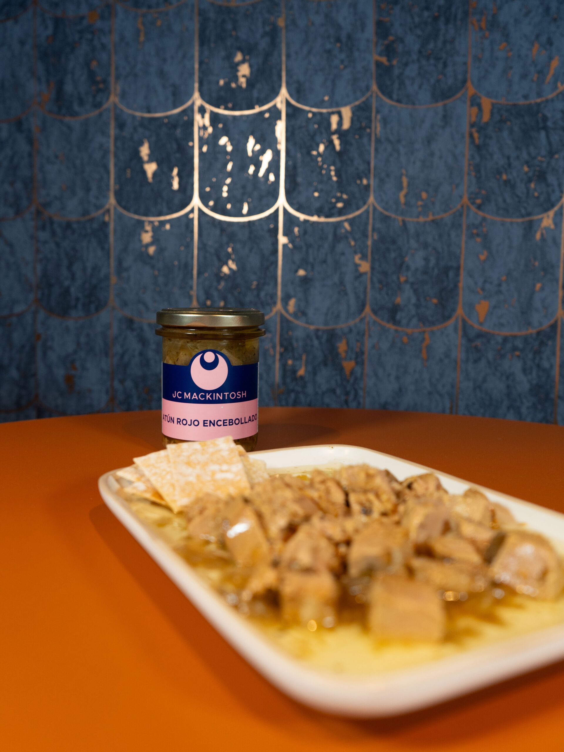 Plato de conserva de atún rojo salvaje encebollado
