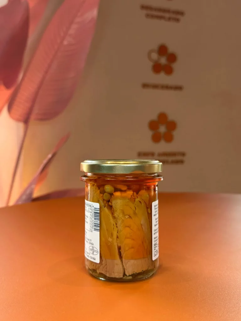 Conserva de morrillo de atún rojo salvaje con pimientos y guisantes en aceite de oliva
