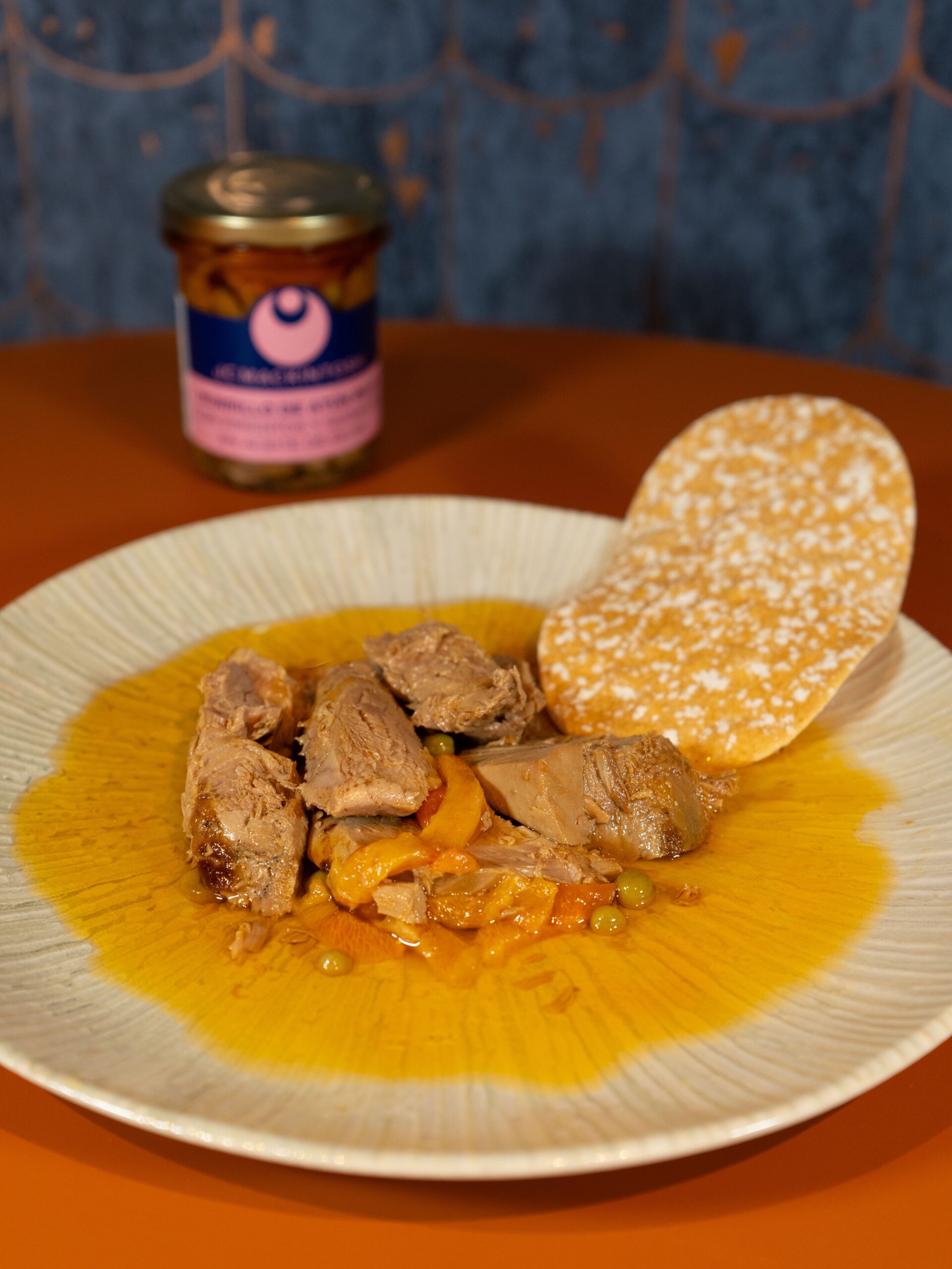 Plato conserva morrillo de atún rojo salvaje con pimientos y guisantes en aceite de oliva