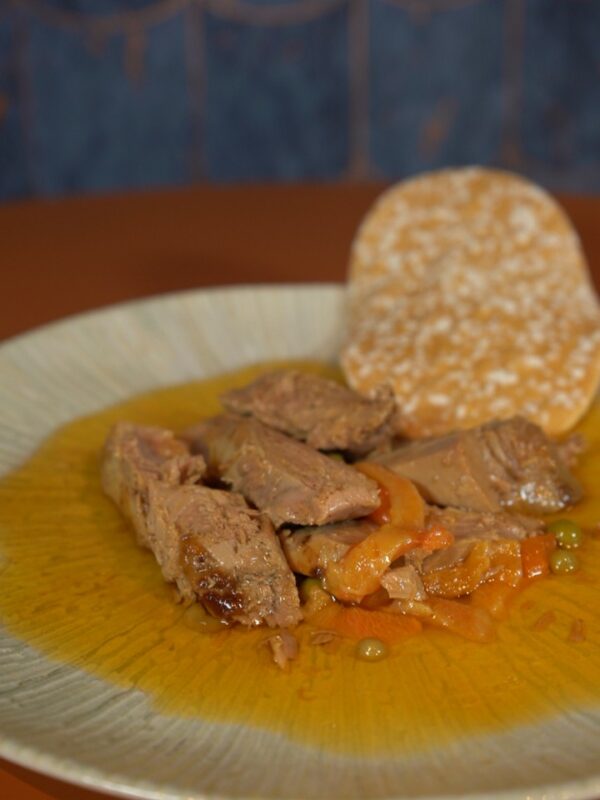 Plato conserva morrillo de atún rojo salvaje con pimientos y guisantes en aceite de oliva
