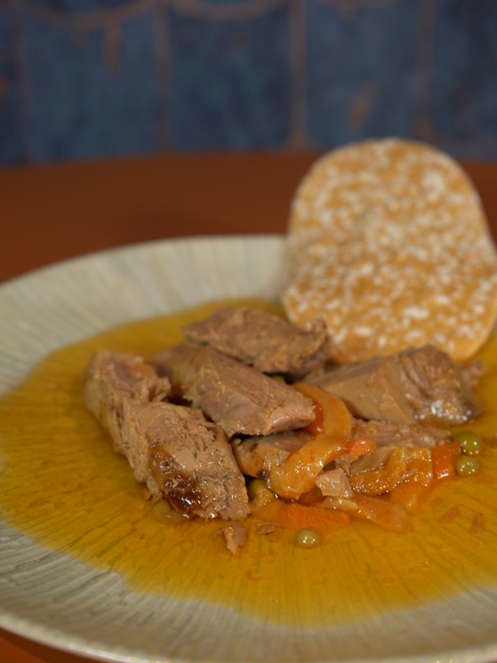 Plato conserva morrillo de atún rojo salvaje con pimientos y guisantes en aceite de oliva
